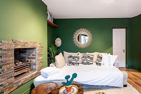 Chiswick Gem: Stylish 1-bed Flat for Modern Living