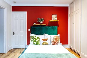 Chiswick Gem: Stylish 1-bed Flat for Modern Living