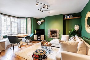 Chiswick Gem: Stylish 1-bed Flat for Modern Living