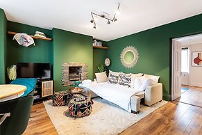 Chiswick Gem: Stylish 1-bed Flat for Modern Living