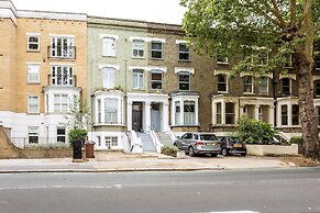 Chiswick Gem: Stylish 1-bed Flat for Modern Living