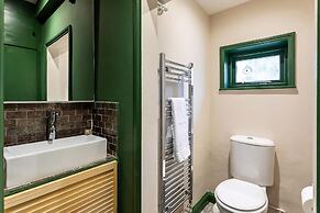 Chiswick Gem: Stylish 1-bed Flat for Modern Living