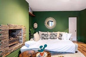 Chiswick Gem: Stylish 1-bed Flat for Modern Living
