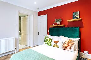 Chiswick Gem: Stylish 1-bed Flat for Modern Living