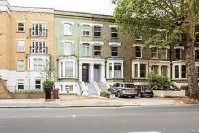Chiswick Gem: Stylish 1-bed Flat for Modern Living