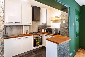Chiswick Gem: Stylish 1-bed Flat for Modern Living