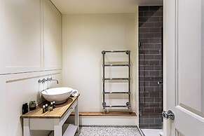 Fulham Serenity: Your Charming 2-bed Retreat