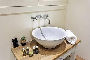 Fulham Serenity: Your Charming 2-bed Retreat