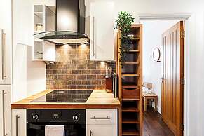 Chic Marble Arch Flat