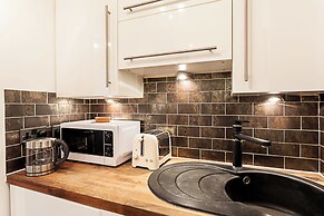 Chic Marble Arch Flat