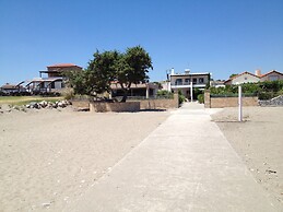 Amaryllis Fully Equipped front beach house