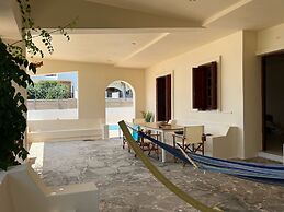 Amaryllis Fully Equipped front beach house