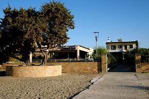Amaryllis Fully Equipped front beach house