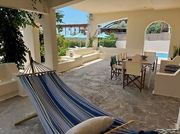 Amaryllis Fully Equipped front beach house