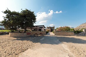 Amaryllis Fully Equipped front beach house