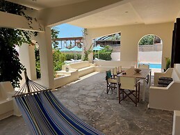 Amaryllis Fully Equipped front beach house