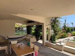 Amaryllis Fully Equipped front beach house