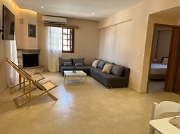 Amaryllis Fully Equipped front beach house