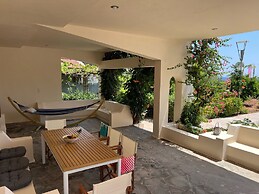 Amaryllis Fully Equipped front beach house