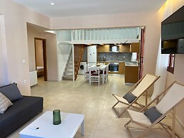 Amaryllis Fully Equipped front beach house