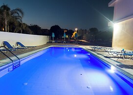 Amaryllis Fully Equipped front beach house