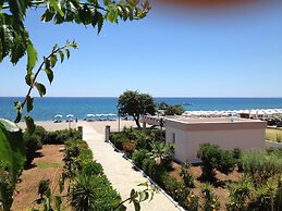 Amaryllis Fully Equipped front beach house