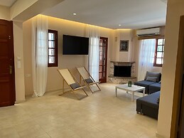 Amaryllis Fully Equipped front beach house