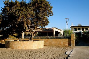 Amaryllis Fully Equipped front beach house