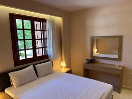 Amaryllis Fully Equipped front beach house