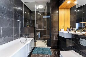 The Panoramic Urban Oasis