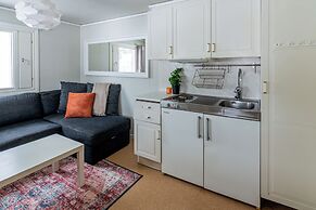 Aurora RiverCamp Glass Igloos and Cabins