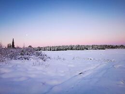 Aurora RiverCamp Glass Igloos and Cabins