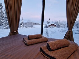 Aurora RiverCamp Glass Igloos and Cabins