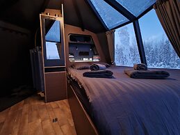 Aurora RiverCamp Glass Igloos and Cabins