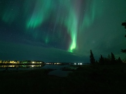 Aurora RiverCamp Glass Igloos and Cabins