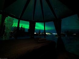 Aurora RiverCamp Glass Igloos and Cabins
