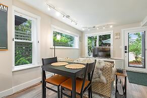 Madison Park - Romantic Private Garden - Dinner w Grill 1BR 1BA