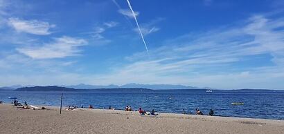 Alki Beach Escape Romantic Waterfront Getaway for 2 Extended Stay