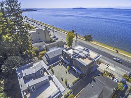 Alki Beach Escape Romantic Waterfront Getaway for 2 Extended Stay