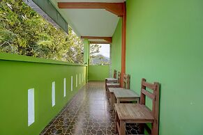 OYO 92896 Hotel Sahabat Syariah Near Plasa Telkom Bawean