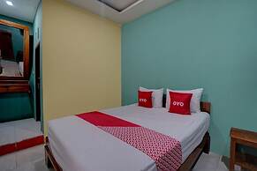 OYO 92896 Hotel Sahabat Syariah Near Plasa Telkom Bawean