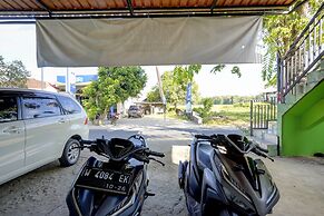 OYO 92896 Hotel Sahabat Syariah Near Plasa Telkom Bawean