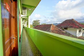 OYO 92896 Hotel Sahabat Syariah Near Plasa Telkom Bawean