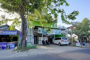 OYO 92896 Hotel Sahabat Syariah Near Plasa Telkom Bawean