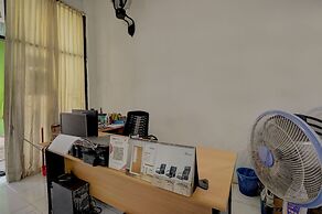 OYO 92896 Hotel Sahabat Syariah Near Plasa Telkom Bawean