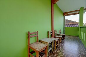 OYO 92896 Hotel Sahabat Syariah Near Plasa Telkom Bawean