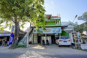 OYO 92896 Hotel Sahabat Syariah Near Plasa Telkom Bawean