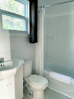 Sea Breeze Cottages And Motel