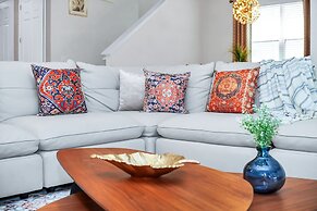 Chic Resort Villa: Themed Rooms, Pool & Game Room!