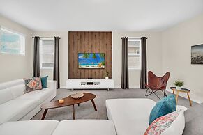 Chic Resort Villa: Themed Rooms, Pool & Game Room!